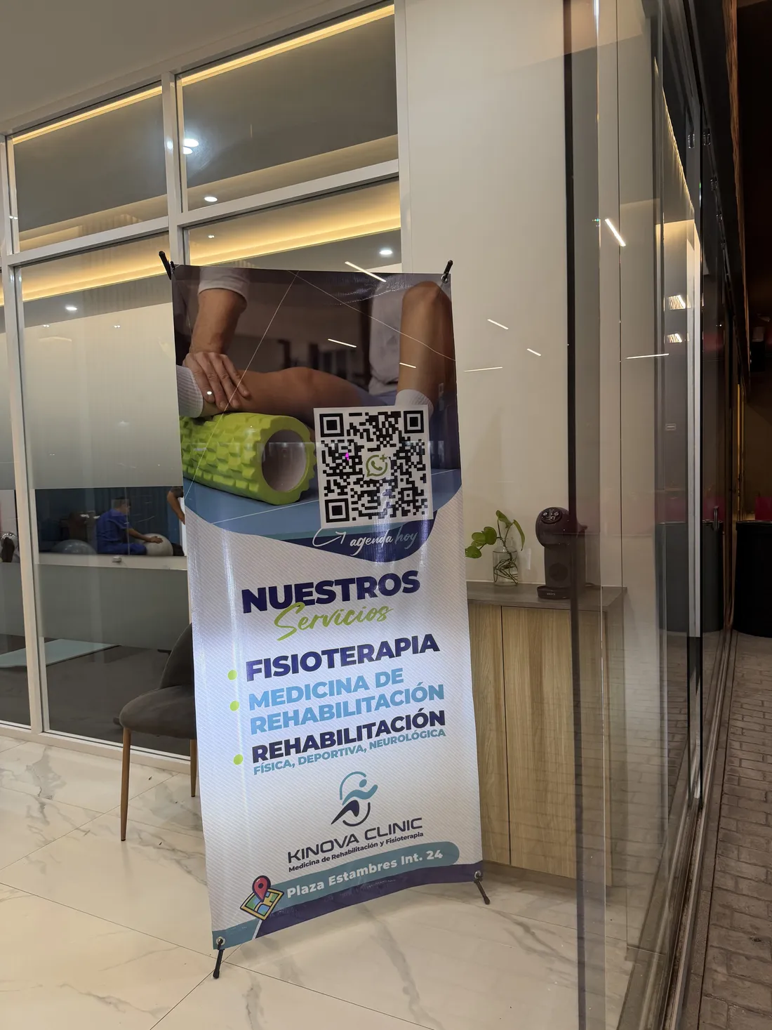 Banner con estructura parado en un consultorio, con su soporte