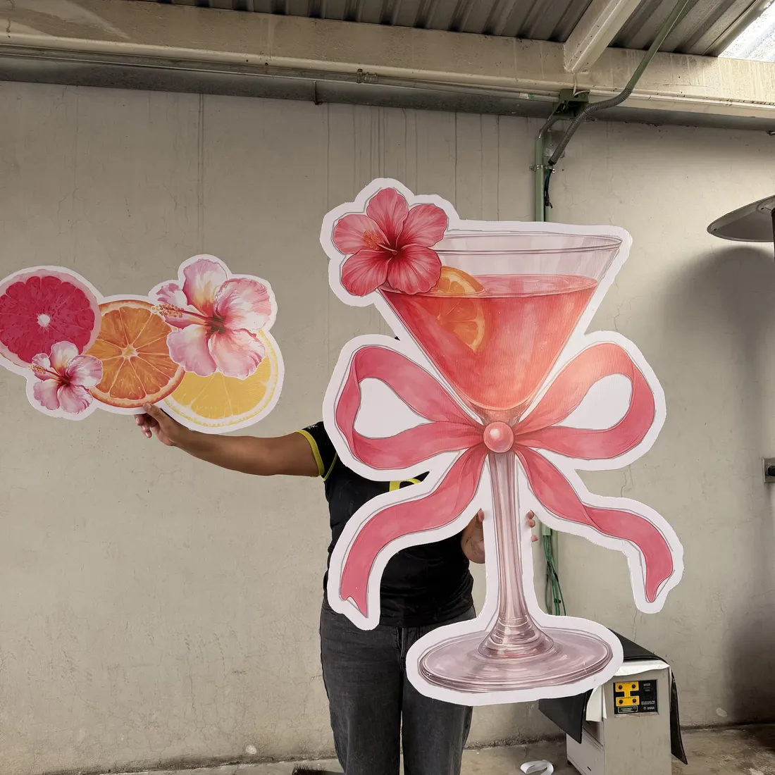 Dos copas decorativas gigantes recortadas en coroplast