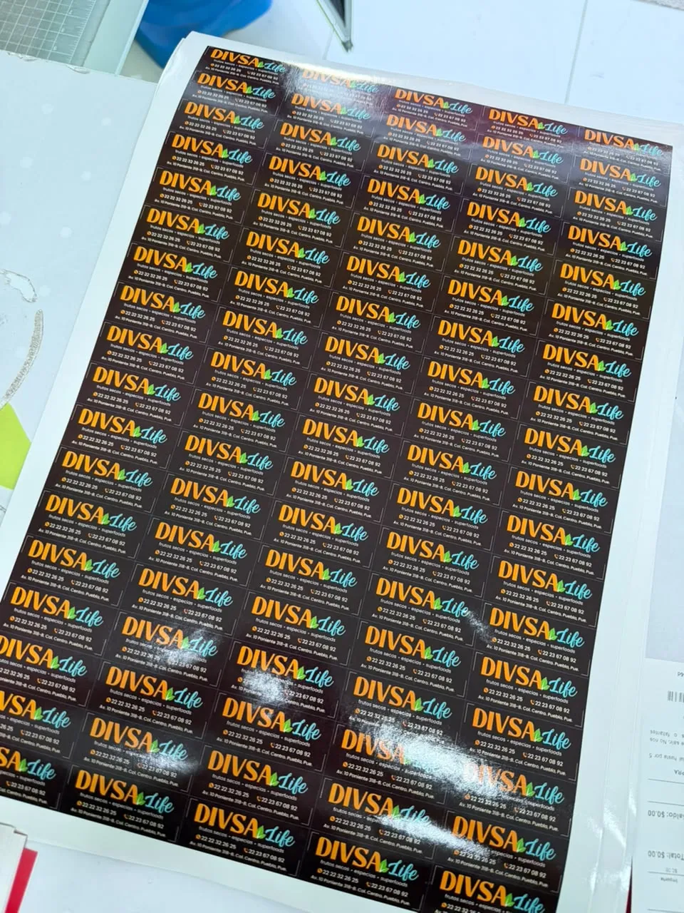 Hoja gran tabloide de etiquetas adhesivas recortadas