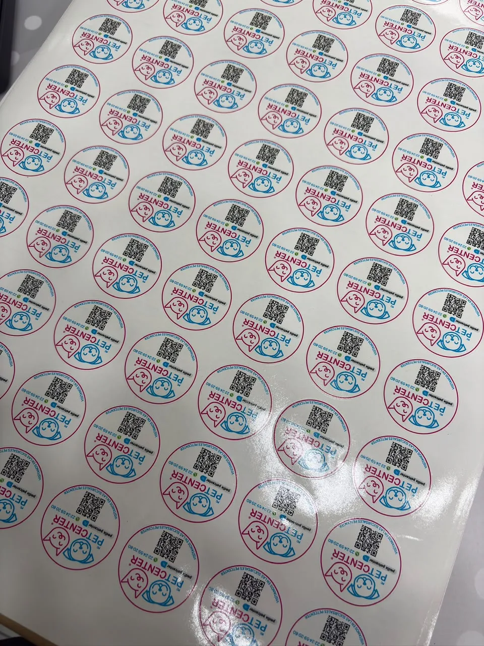 Hoja de stickers circulares con código QR