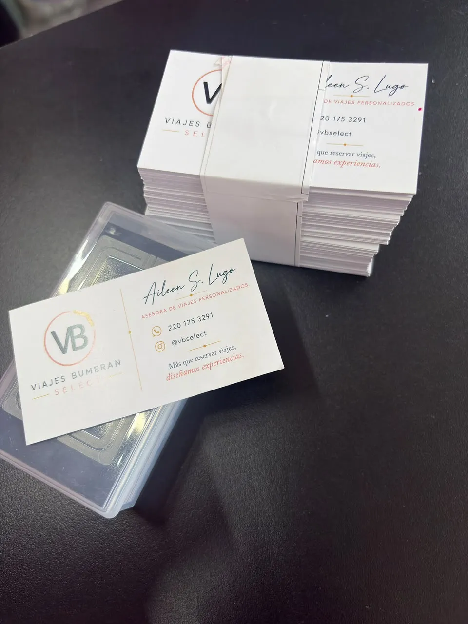 Tarjetas de presentación recién impresas y cortadas