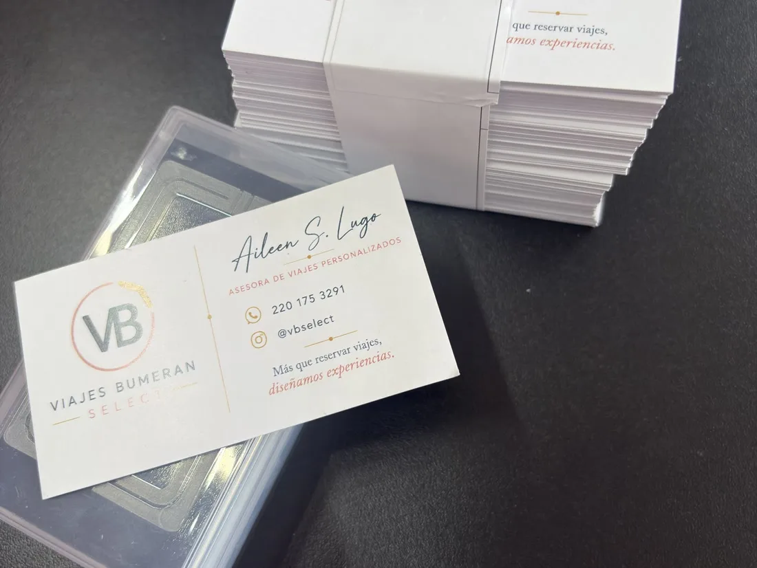 Tarjetas de presentación recién cortadas, apiladas sobre la mesa