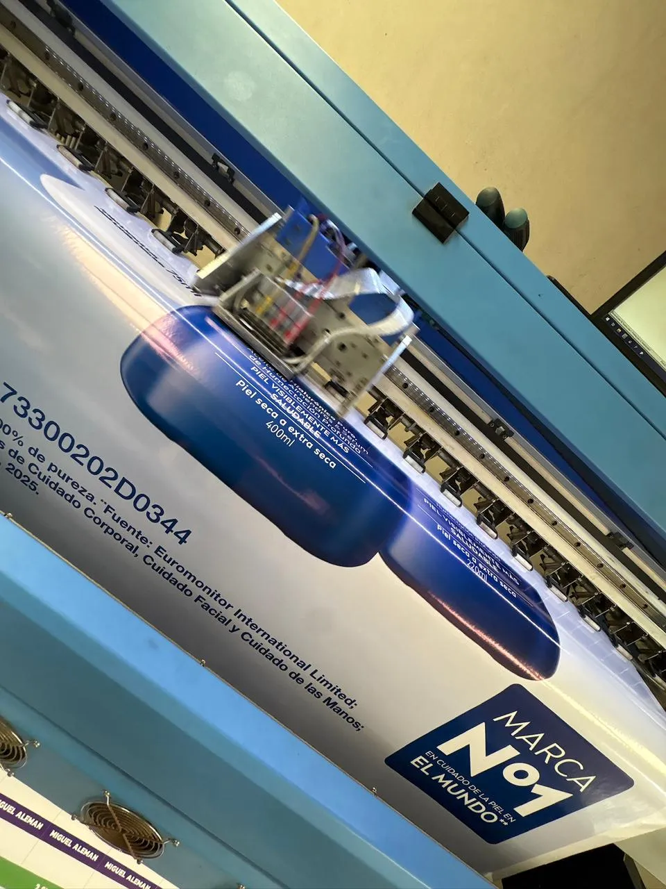 Vinil azul imprimiéndose en el plóter de gran formato