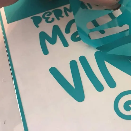 Letras de vinil recortadas con su transfer